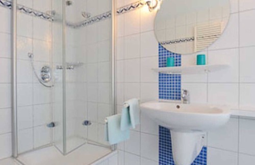 Esens Cottage | Double room non-smoking category II - Double room in the Hotel-Pension Störtebeker