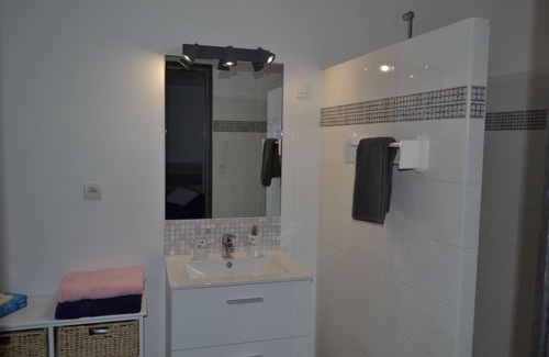Marans Maison | Chambre double "Oléron" - vue jardin et piscine