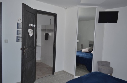 Marans Maison | Chambre double "Oléron" - vue jardin et piscine