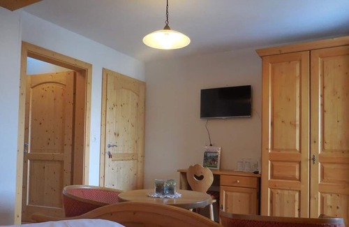 Edlbach Appartement | Chambre double rouge avec douche, toilettes