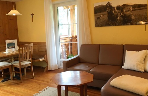 Edlbach Appartement | Chambre double rouge avec douche, toilettes