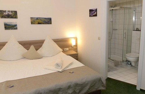 Sankt Aldegund Lit Et Petit-Déjeuner | Double room shower/WC - Scheid, Hubertus