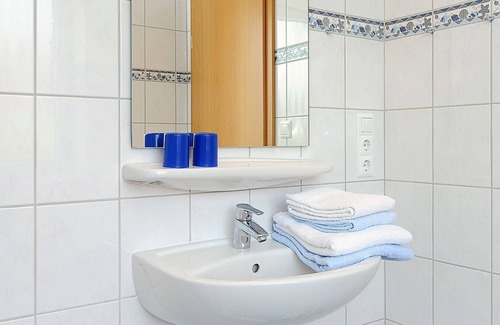 Neuharlingersiel Cottage | Double room with balcony or terrace - Double room in the Hotel-Pension Marlies