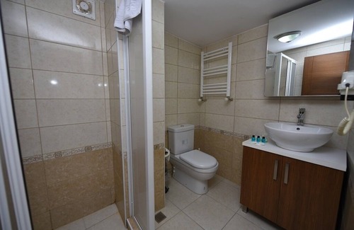 Emin Sinan Appartement | Chambre Double avec Balcon et Vue sur la Mer