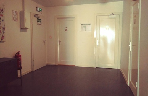 Hamburg City Center Appartement | Double room with bathroom/WC on the floor
