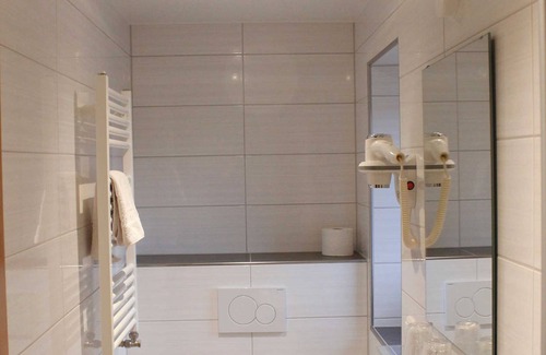 Hann. Muenden Appartement | Double room with shower /toilet incl. Breakfast - Landgasthaus zum Krug