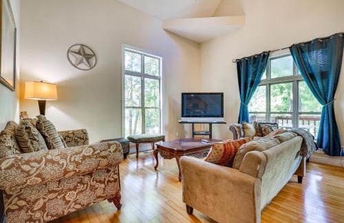 Double Springs Maison | Double Springs Cabin Stay with Deck and Shared Dock!
