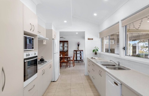 Sussex Inlet Maison | Doug's Jetty - Family Waterfront Getaway