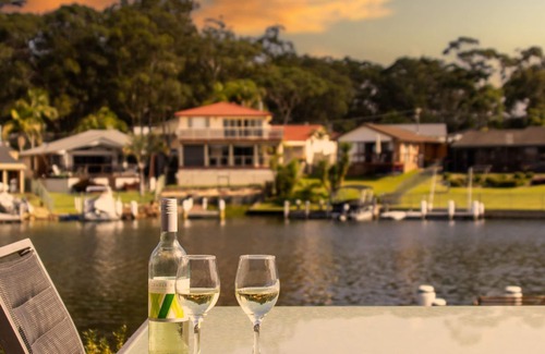 Sussex Inlet Maison | Doug's Jetty - Family Waterfront Getaway