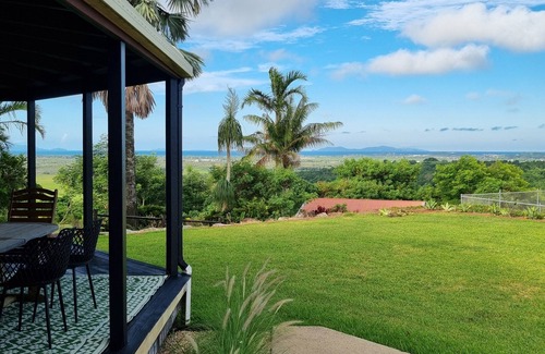 Nindaroo Maison | Doug's Place - Spectacular Views + Tennis Court