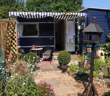Heligan Lit Et Petit-Déjeuner | Down The Garden Path Vintage Caravan B&B , Dartmoor