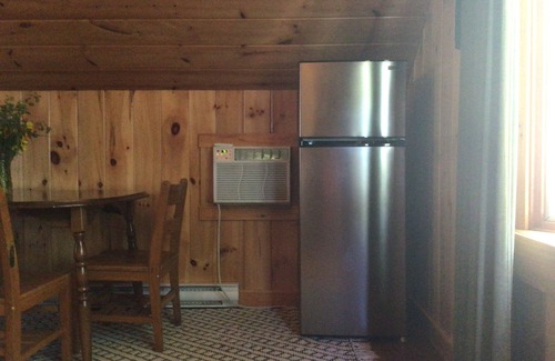 Southern Coast Appartement | Down the road from Bayview Beach on Ferry Rd! Bright, and newly furnished 2 BR.