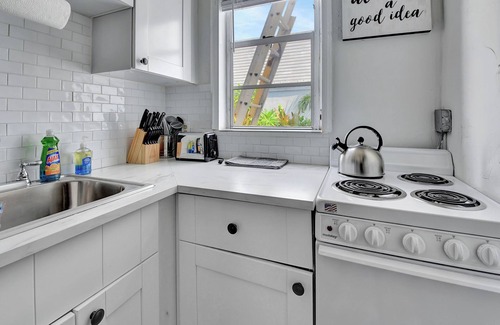 Delray Beach Cottage | DOWN TOWN DELRAY, walk to Atlantic Ave, beach, pets are welcome