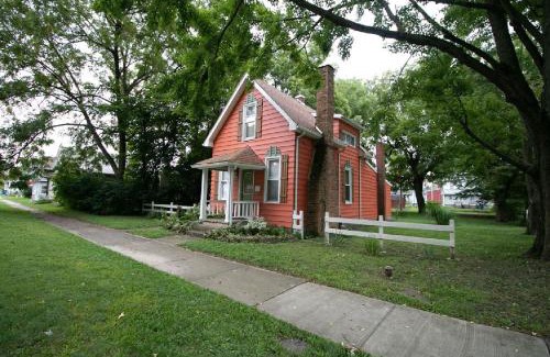 Wabash Maison | Downtown 2 Bedroom Cottage, Sleeps 6, Walking Distance to Honeywell, Downtown Restaurants, Shopping