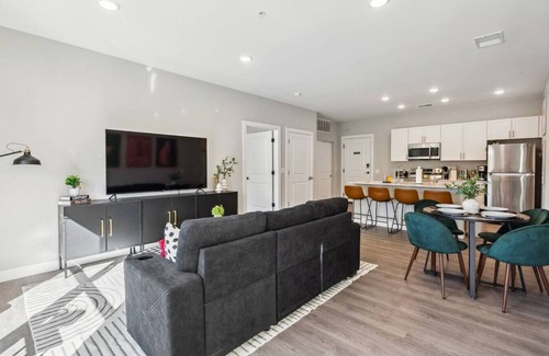 Olde Towne East Appartement | Downtown 2Bedroom w/Rooftop - Near Linwood Park