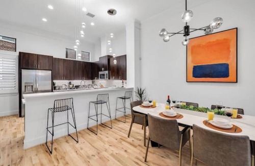 Downtown Dallas Maison | Downtown~3 Bedroom Ensuite~Walkscore 88~Convention