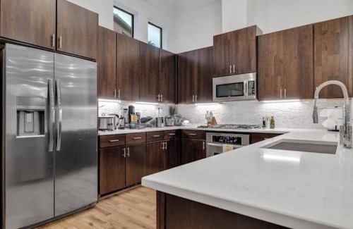 Downtown Dallas Maison | Downtown~3 Bedroom Ensuite~Walkscore 88~Convention
