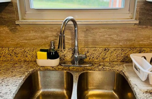 East Riverdale Appartement | Downtown Access Huge Backyard Free Parking