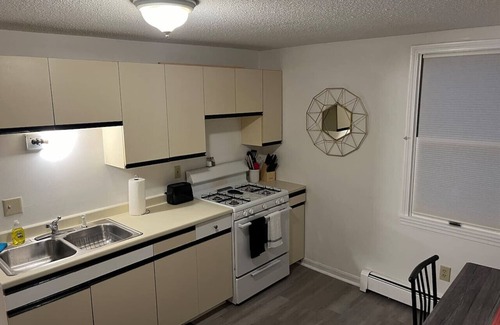 Amesbury Appartement | Downtown Amesbury! 15 Mins to Beach