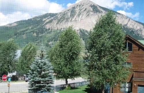 Crested Butte Maison | Downtown C B, contemporain, ensoleillé 2BR, une vue imprenable
