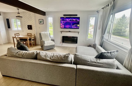 Calabogie Maison | Downtown Calabogie vacation getaway. Walking distance to so much ! w/Hottub