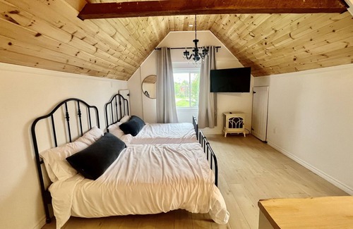 Calabogie Maison | Downtown Calabogie vacation getaway. Walking distance to so much ! w/Hottub