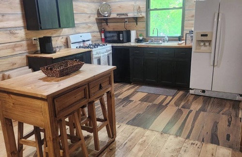 Mammoth Spring Cabine | Downtown Cypress & Rock Cabin