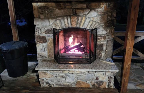 Mammoth Spring Cabine | Downtown Cypress & Rock Cabin
