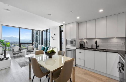 Downtown Kelowna Appartement | Downtown Delight: Chic 2-Bed Apartment in Kelowna's Heart