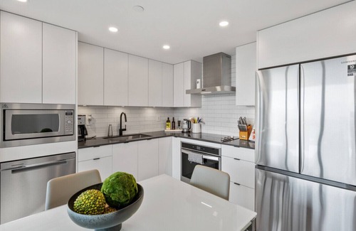 Downtown Kelowna Appartement | Downtown Delight: Chic 2-Bed Apartment in Kelowna's Heart