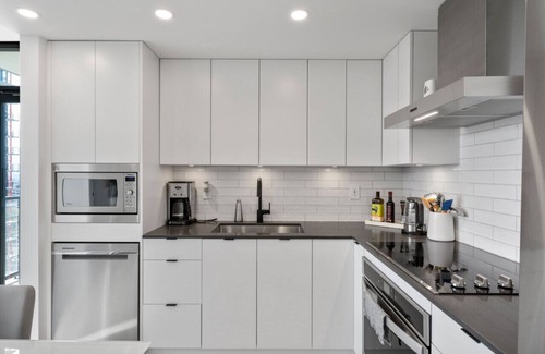 Downtown Kelowna Appartement | Downtown Delight: Chic 2-Bed Apartment in Kelowna's Heart