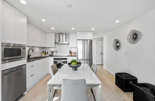 Downtown Kelowna Appartement | Downtown Delight: Chic 2-Bed Apartment in Kelowna's Heart