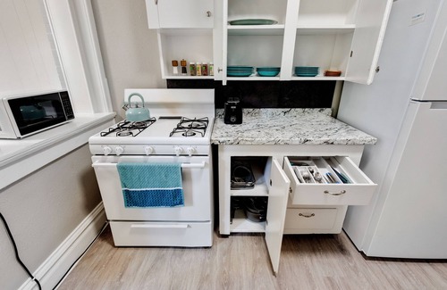 Uptown Maison | Downtown Denver ❂Capitol Hill Beachy Getaway ❂94 Walk Score ❂King Bed