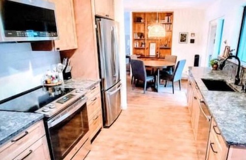 Long Beach Maison | Downtown Designer Duplex close to Beach! Spa Tub, Sunroom, Game Room, EV & more!