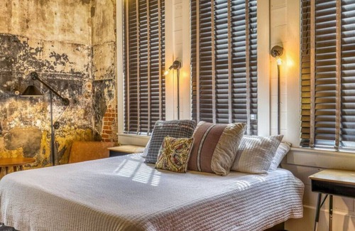 Brenham Hôtel | Downtown elegance, The Brenham Schoolhouse hotel