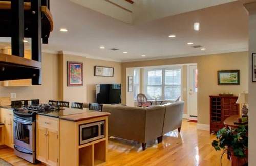 Portsmouth Appartement | Downtown Escape ❤️ Deck, Fireplace, 95 WalkScore