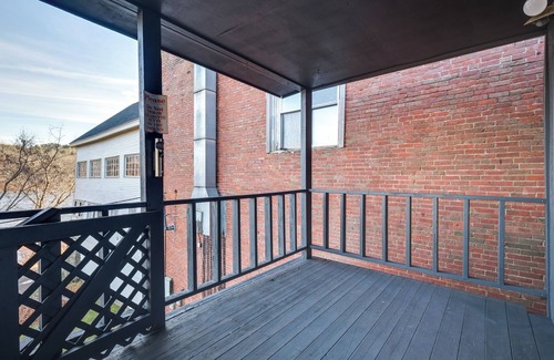 Hallowell Appartement | Downtown Hallowell Retreat w/ Water Views!