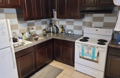 Beasley Appartement | Downtown Hamilton urban oasis. Close to all major bus routes, shops & eateries.