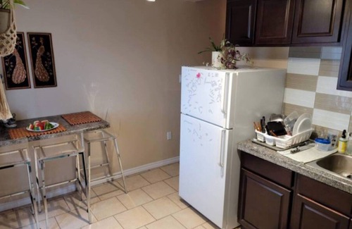 Beasley Appartement | Downtown Hamilton urban oasis. Close to all major bus routes, shops & eateries.