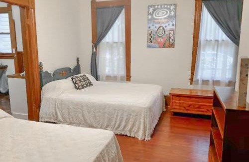 Duckpond Appartement | Downtown Historic Victorian Charmer Sleeps 7