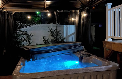 Keene Maison | Downtown Hot Tub Escape