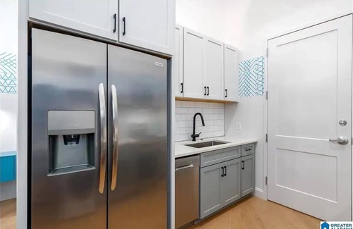 Central City Copropriété | Downtown Luxe Industrial Loft in Mercantile on Morris! Free parking! Dogs ok.