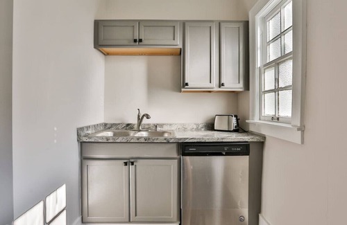 Shelbyville Appartement | Downtown Main Street One-Bedroom Suite w/ Hi-Speed Wifi