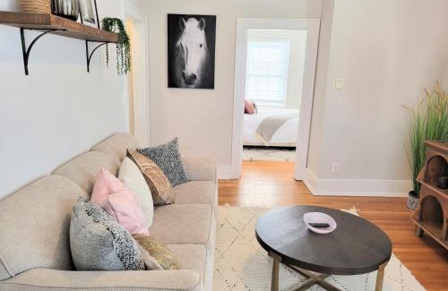 Shelbyville Appartement | Downtown Main Street One-Bedroom Suite w/ Hi-Speed Wifi