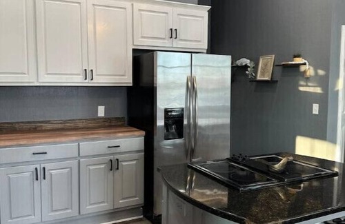 Mena Appartement | Downtown Mena apartment with hot tub and open concept