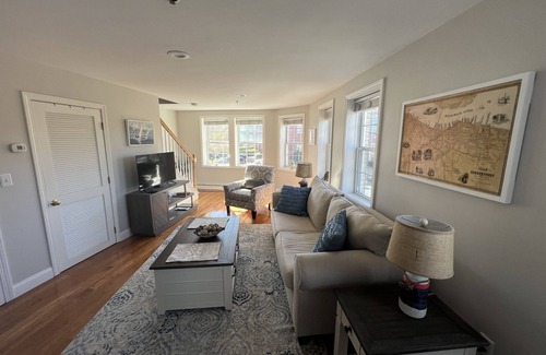 Newburyport Maison | Downtown Newburyport, Bright and Sunny 2 Bedroom