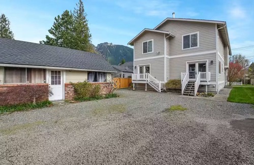 North Bend Maison | Downtown North Bend Basecamp