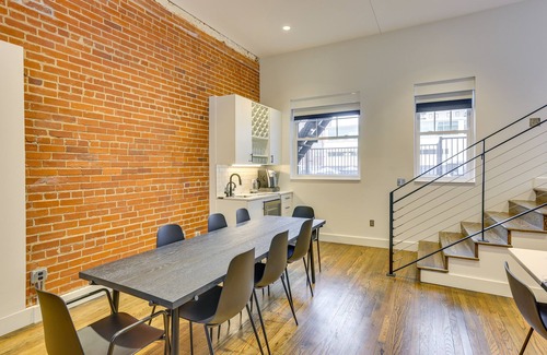 Downtown Omaha Copropriété | Downtown Omaha Getaway w/ Deck & Gas Grill!
