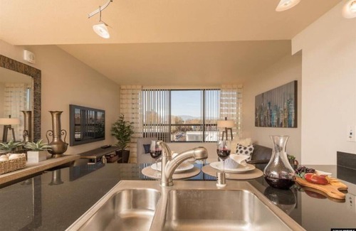 West University Copropriété | Downtown Reno Condo with Mountain Views