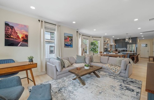 Salem Appartement | Downtown Salem Gem: 3BR, Patio & Easy Parking